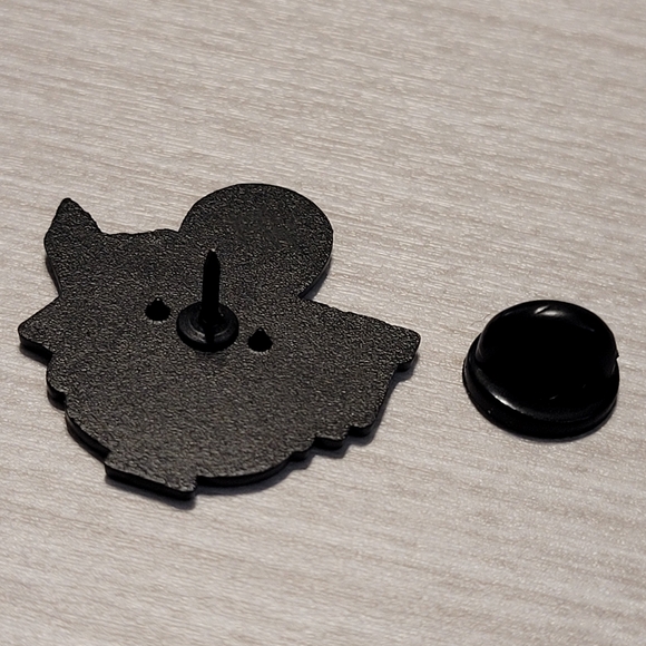 Alien Reading A Newspaper On The Toilet Enamel Pin - Picture 5 of 8